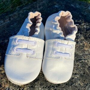 Robeez baby shoes  size 0-6 months white with faux laces